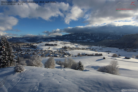 Webcamfoto von heute Morgen zeigt eine eingeschneite Landschaft, die in der aufgehenden Sonne glitzert. (Quelle www.foto-webcam.eu)