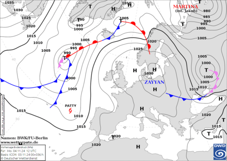 Wetterlage am Montag, 4. November, mit Hoch ZAYYAN über Ostdeutschland bzw. Westpolen und Tiefdruckgebieten über dem Atlantik und Osteuropa. (Quelle Deutscher Wetterdienst)