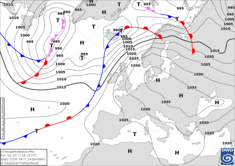 Prognostizierte Wetterlage für Donnerstag, 7. November, mit Hoch ZAYYAN über dem Schwarzen Meer und einem neuen Hoch über der westlichen Ostsee. Tiefdruckeinfluss weiter bevorzugt über dem Nordatlantik und dem Nordmeer. (Quelle Deutscher Wetterdienst)