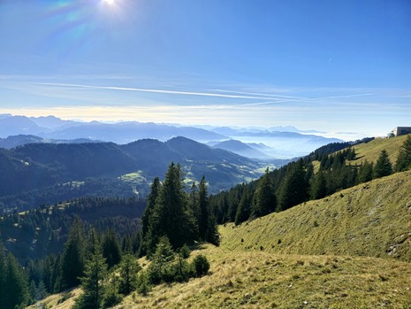 Blick auf die Täler, im Vordergrund wird dich Inversion durch verstärkte Lichtbrechung sichtbar.