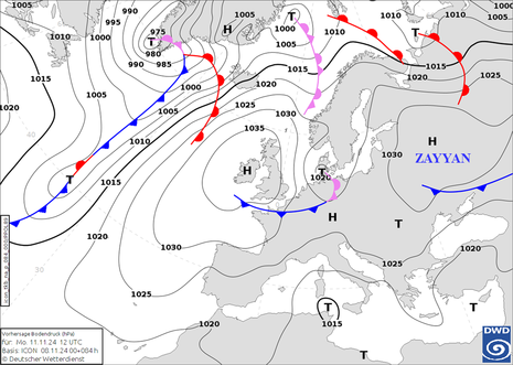 Vorhersage der Bodendruckverteilung und eingezeichnete Frontensysteme im Nordatlantik- und Europaausschnitt.