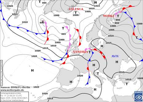 Abb 1: Kartenausschnitt zeigt den Nordatlantik und Europa. Dargestellt sind die Linien gleichen Luftdrucks, Hoch- und Tiefzentren sowie deren Namen und die Luftmassengrenzen. (Quelle DWD - Deutscher Wetterdienst)