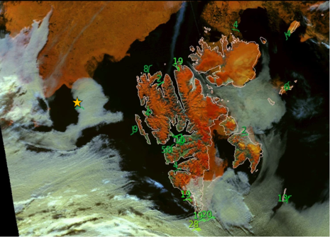 RGB-Falschfarben-Satellitenbild von der Framstraße und Spitzbergen vom 21. Juni 2024 um 23:48 UTC, mit eingezeichneten Windmessungen in Knoten. Die Eis- und Schneeflächen erscheinen orange-rötlich, die tiefe Bewölkung gelblich-grau und das Wasser schwarz.