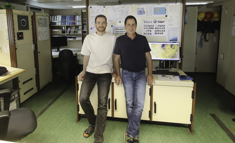 Das Foto zeigt Bord-Meteorologe Patrick Suter (links) und Wetterfunktechniker Frank Otte in der Bordwetterwarte auf FS Polarstern. (Quelle Patrick Suter (DWD), Andreas Müller (Reederei F.Laeisz))