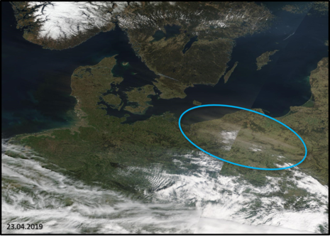 Ein Satellitenbild zeigt Teile Deutschlands, Polens und Skandinaviens am 23. April 2019. Ausgehend von gepflügten Äckern steigt mit kräftigen südöstlichen Winden Staub auf, der zur Ostsee transportiert wird. (Quelle NASA Worldview )