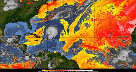 Diese Grafik zeigt das aktuelle Satellitenbild über dem Atlantik. Zusätzlich sind trockene Schichten (orange bis rot) und aerosolhaltige Schichten (rot bis weiß) erkennbar. (Quelle COOPERATIVE INSITUTE FOR METEOROLOGICAL SATELLITE STUDIES (CIMSS))