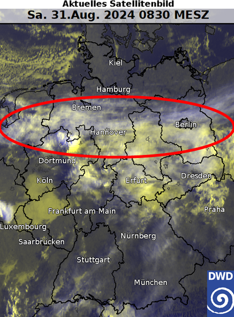 Satellitenbild von Deutschland mit rot markiertem Bereich der Luftmassengrenze. Abseits davon meist wolkenloser oder nur gering bewölkter Himmel.