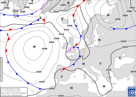 Kartenausschnitt zeigt den Nordatlantik und Europa. Dargestellt sind die Linien gleichen Luftdrucks, Hoch- und Tiefzentren sowie deren Namen und die Luftmassengrenzen.