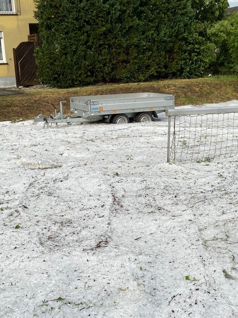 Parkplatz, der mit einer zentimeterhohen Schicht aus kleinem Hagel überzogen ist. (Quelle Privataufnahme Kerstin Geilen)