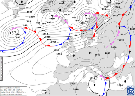 Diese Abbildung zeigt die Analysekarte für Montag, den 13.01.2025 um 12 UTC. Deutschland befindet sich im Zentrum des kräftigen Hochs BEATE. (Quelle DWD)