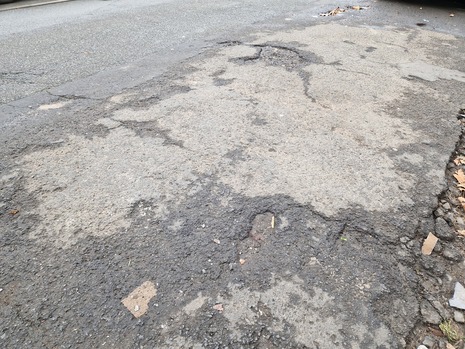 Typisches Straßenbild ausgangs des Winters mit zahlreichen Schäden am Asphalt (Quelle Deutscher Wetterdienst (Robert Hausen))