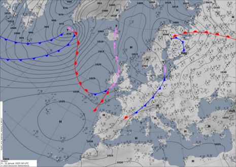 Synoptische Bodenkarte des Deutschen Wetterdienstes vom 31.01.2025 00 UTC mit Isobarenfeld und Frontenanalyse (Quelle DWD)