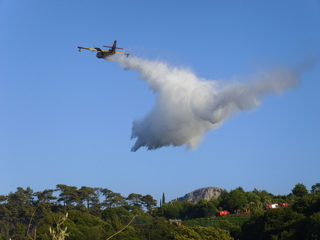 Löschflugzeug bei der Brandbekämpfung am 22.07.2007 auf Samos (Griechenland) (Quelle Steffen Temp (Wikipedia))