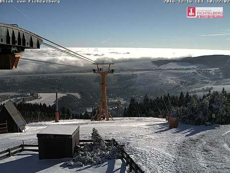 Auf dem Fichtelberg (1213m ü. NN) im Erzgebirge über dem Hochnebel beste Fernsicht. Sonntag etwas Neuschnee