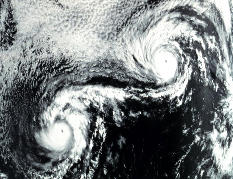 Zwillings-Hurrikane Ione (links) und Kirsten (rechts) drehten sich aufgrund des Fujiwhara-Effekts während der Pazifischen Hurrikansaison 1974 umeinander